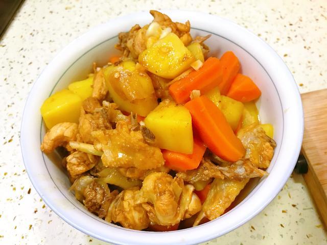 起伏吃胡萝卜土豆烧伏鸡,一年好身体,大人小孩都适宜