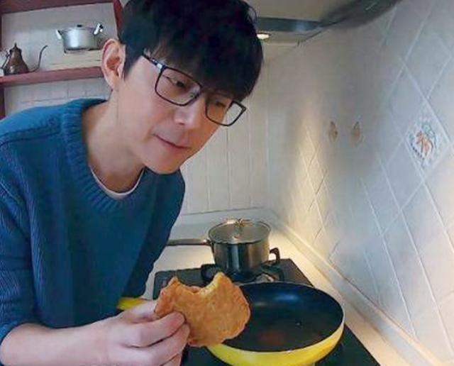 何炅的泡面新吃法,堪称"懒人福利",网友:厨艺了得!