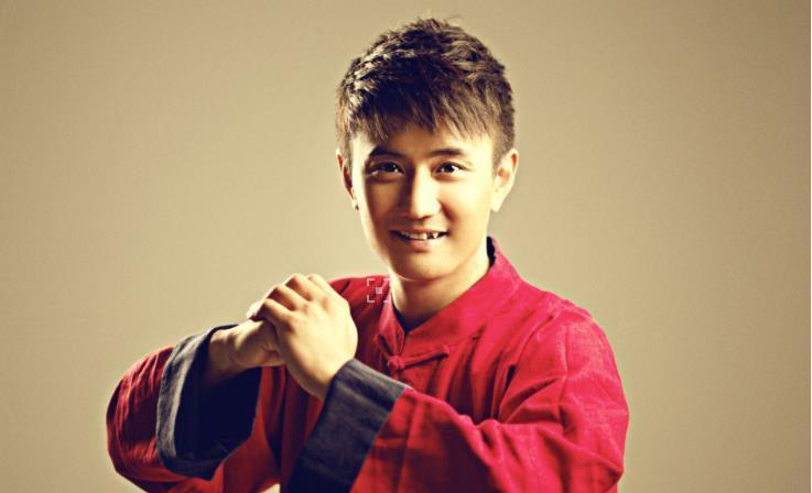 他曾是琼瑶剧最红童星,后来没有戏演,如今转型成优秀导演!