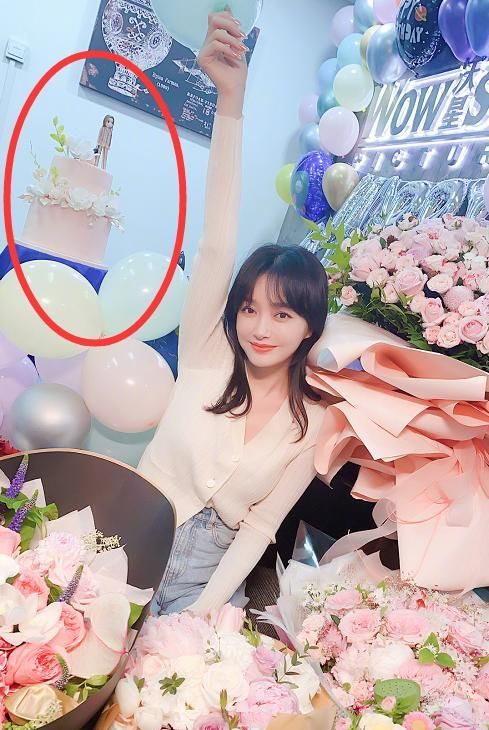 有种"炫富"叫秦岚生日,人家蛋糕上放水果,她的让人没见过世面