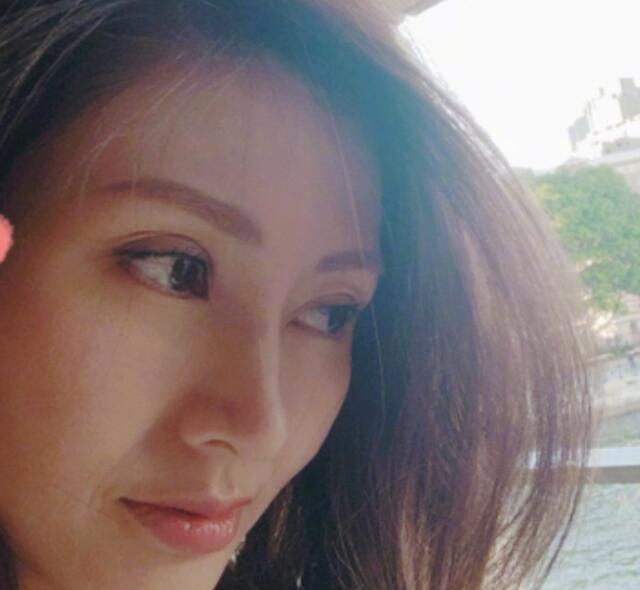 李嘉欣用原相机自拍截图放大五倍生图我终于相信她50岁了