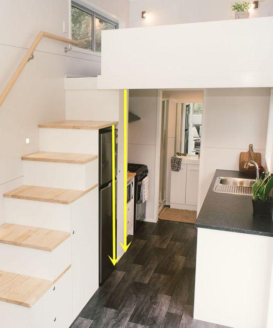 没见过这么会利用楼梯下方空间的,掏空塞冰箱,半平米顶一个厨房