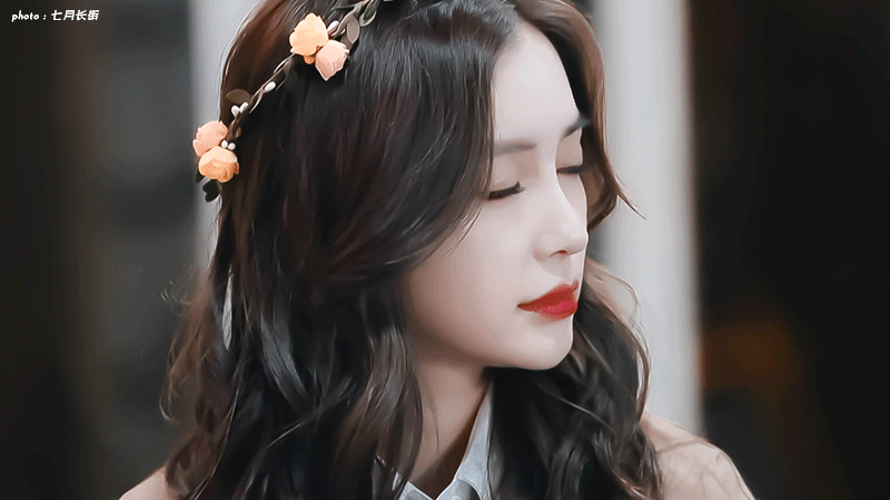 angelababy绝对算是娱乐圈中少见的颜霸女神,长相甜美气质出众,每次