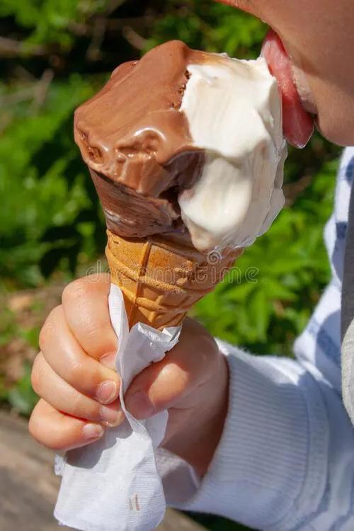 夏天孩子好想吃冰激淋,好想喝冷饮!到底能不能吃?多大能吃?