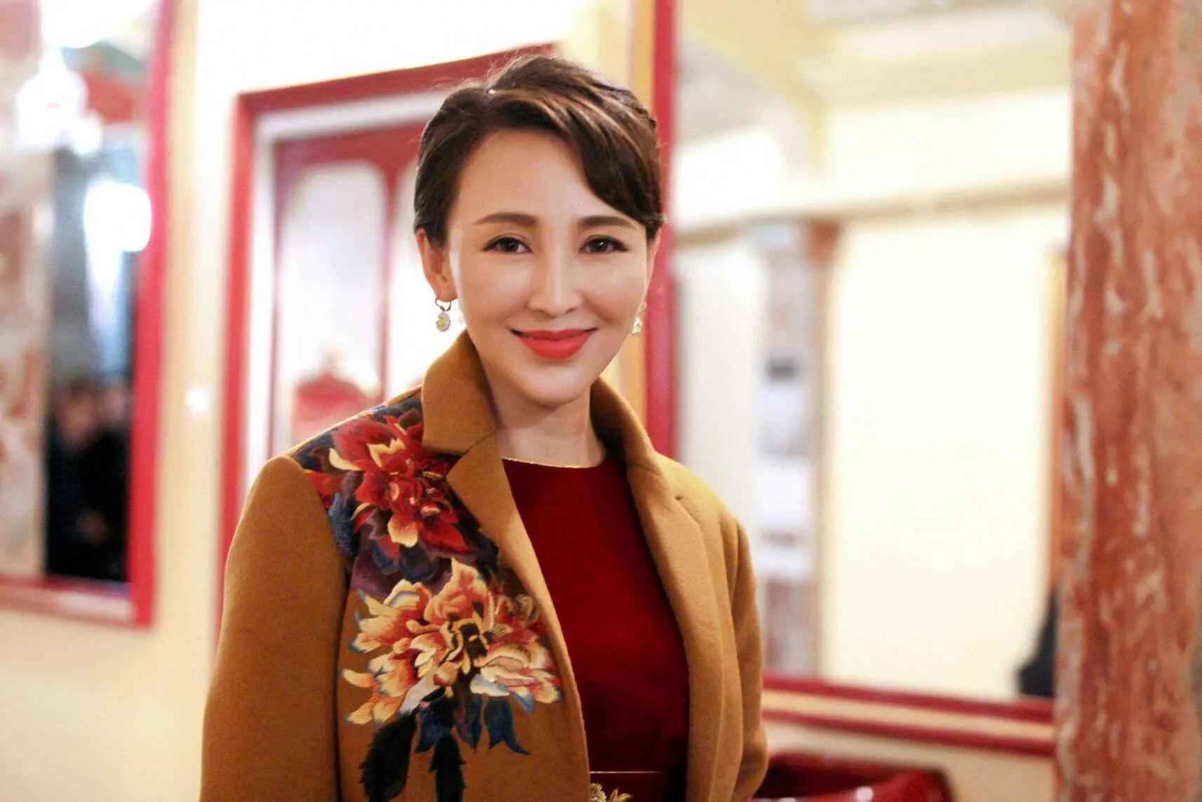 她17岁走上演艺道路,和一穷二白男友共同闯荡,今成他御用女主