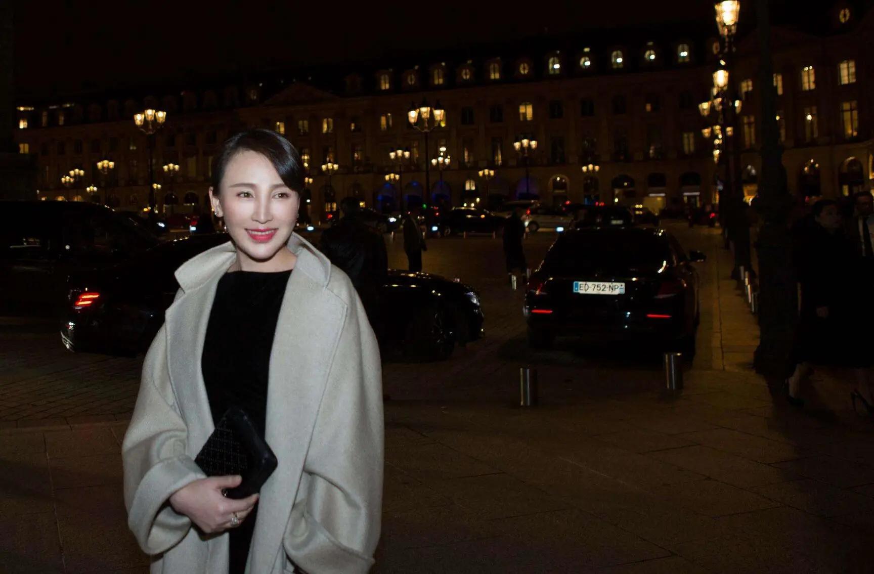 她17岁走上演艺道路,和一穷二白男友共同闯荡,今成他御用女主