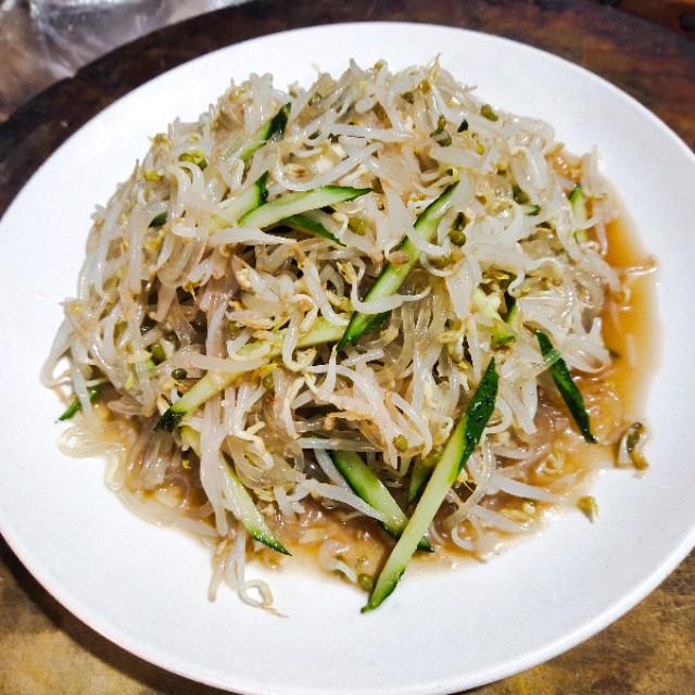 凉拌粉条绿豆芽,不到3元钱的成本,简单一拌,让您吃的心服口服