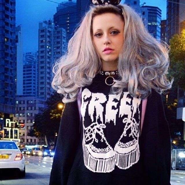 但那时候的andi和吴卓林是成双成对的出现,连写真也是亲抱在一起,可以