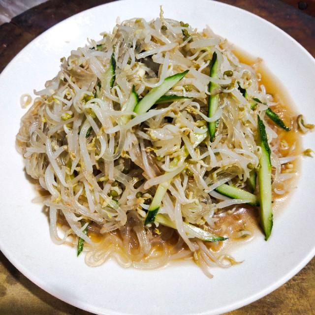 凉拌粉条绿豆芽,不到3元钱的成本,简单一拌,让您吃的心服口服