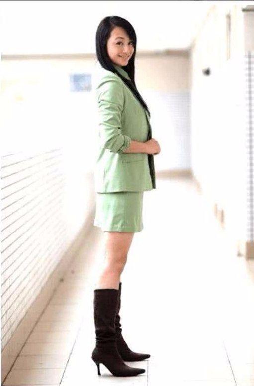 对曹颖的鞋品无语了,穿的长靴还露脚趾,身材臃肿赘肉泛滥