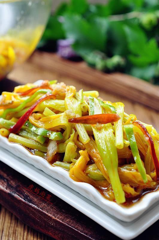 二,鲜黄花菜炒肉与肉香搭配,荤素立体,滋味营养也都更加丰富材料:鲜