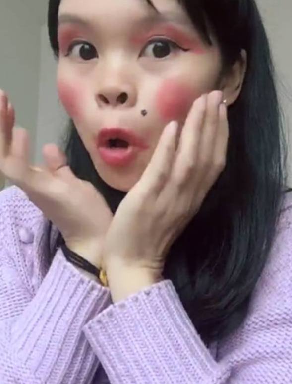 妹子觉得自己有点丑,于是学习网红化妆,结果把大家吓到了!