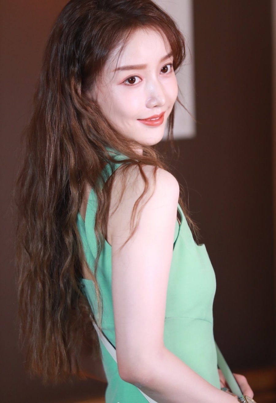 姜贞羽独自美丽穿薄荷绿短裙亮相大热综艺资源赶超硬糖少女