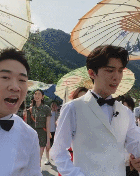 青春环游记:范丞丞周深绅士风度,赵粤艺瑾同撑一把伞,希林特殊