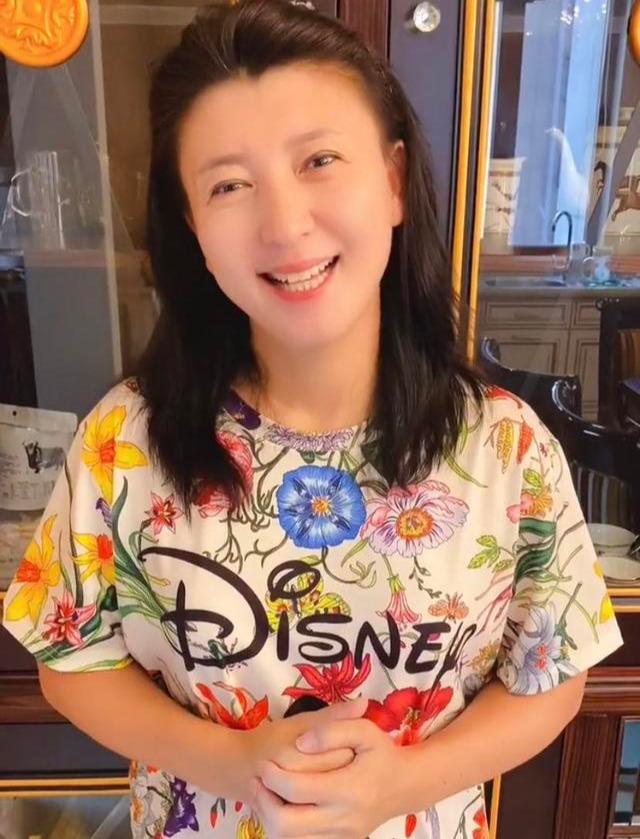 48岁闫学晶晒近况大10岁富豪老公颜值一言难尽继女却美到意外