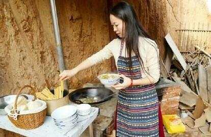 80后美女研究生放弃城市豪宅, 来到农村养鸡住窑子休闲区蓝鸢梦想 - Www.slyday.coM