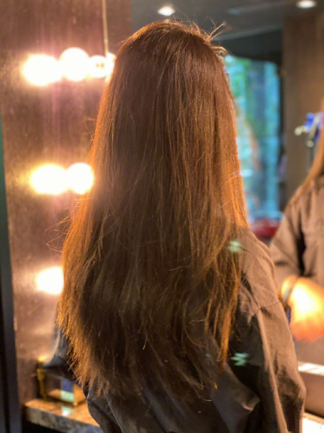 38岁林依晨晒素颜自拍女神状态十足,息影后为了备孕剪掉长发