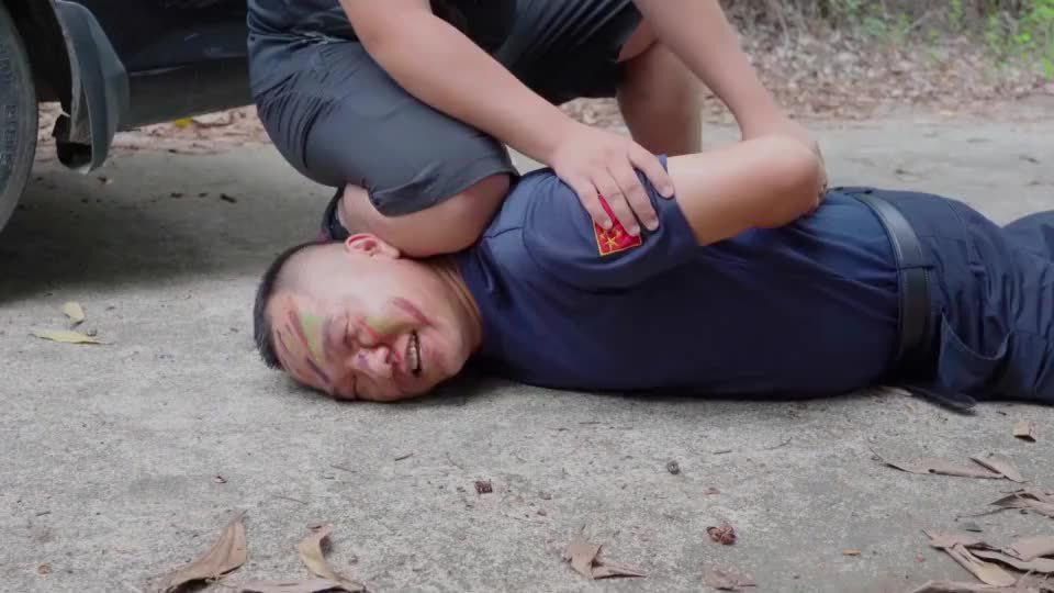 如果在美国被警察压住了脖子,如何保住自己的性命