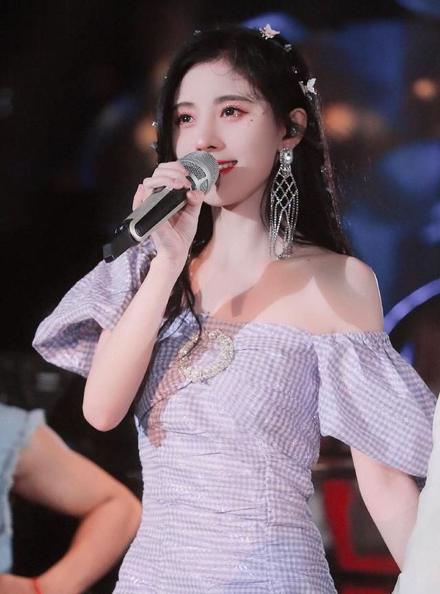 鞠婧祎穿紧身露肩服不慎"踩雷",肩膀窄,一穿就是"大头娃娃"