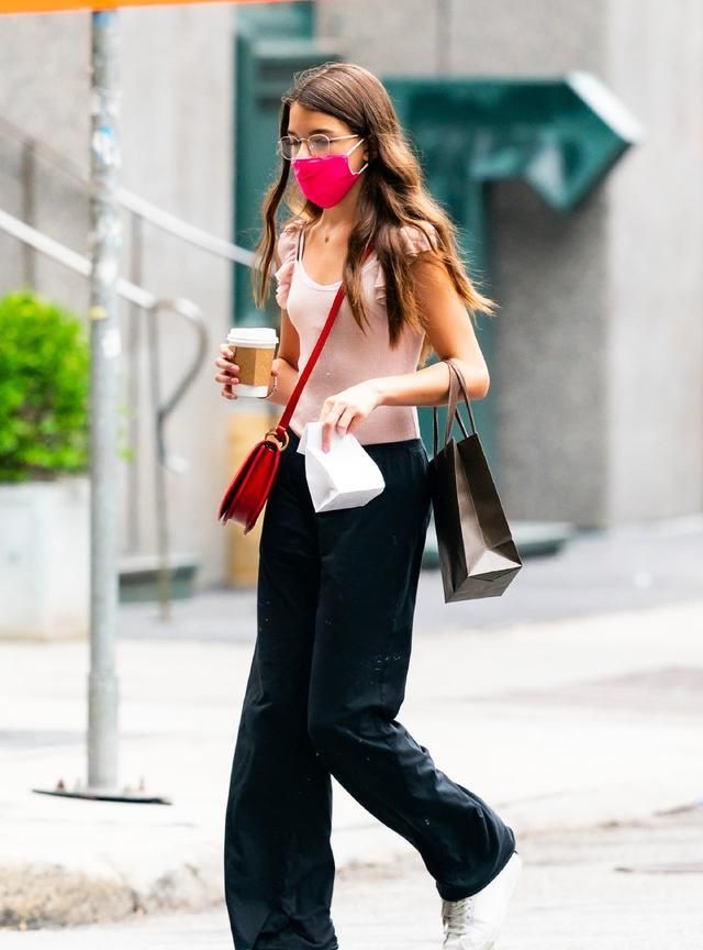 苏瑞·克鲁斯穿粉色背心搭黑色长裤,身材真苗条,还有一双大长腿