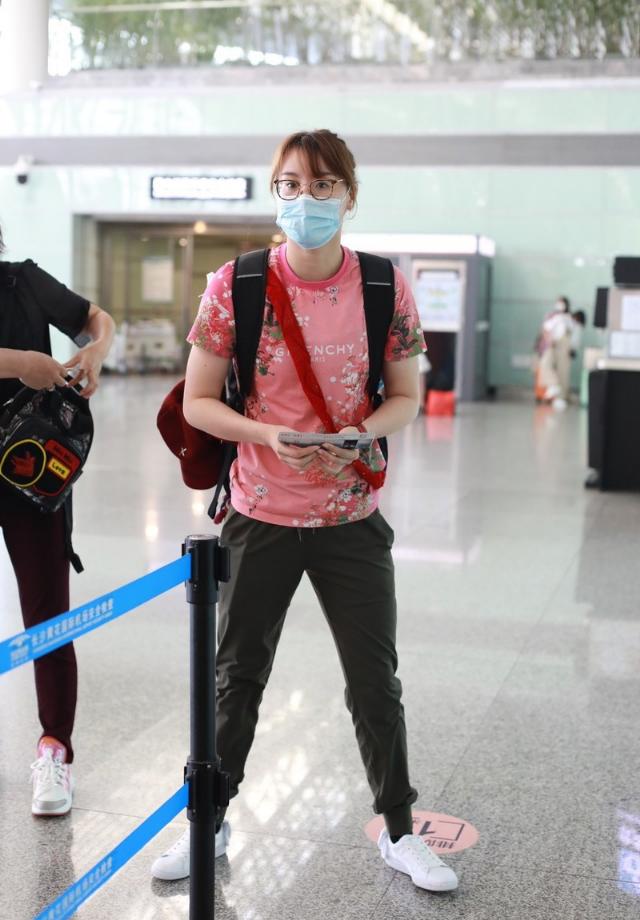 傅园慧179cm也有少女心穿粉色t恤印小花花模样挺萌