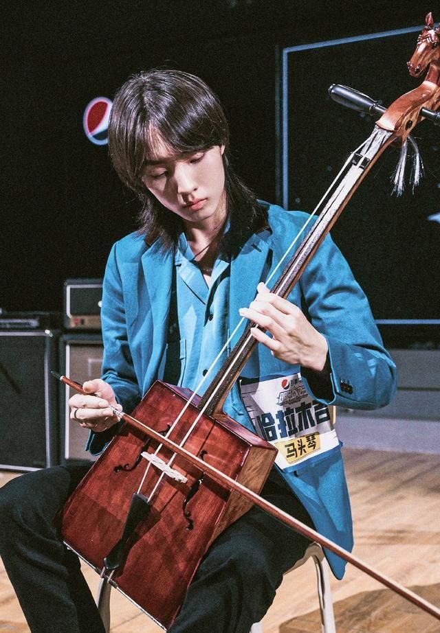 来自内蒙古的哈拉木吉,先是用马头琴演奏了抒情歌《慢慢喜欢你》.