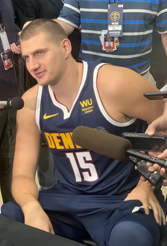 约基奇复赛第一次训练曝光,腹部平坦脸型瘦削,有点小帅