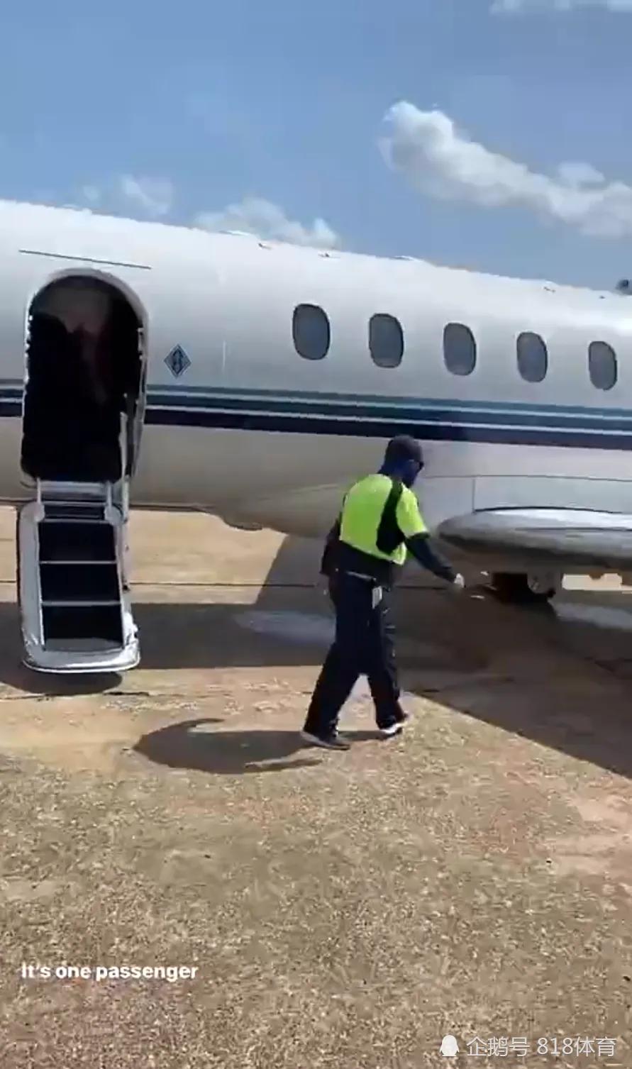 今天,布鲁克斯在instgram上晒出了乘坐私人飞机的视频.