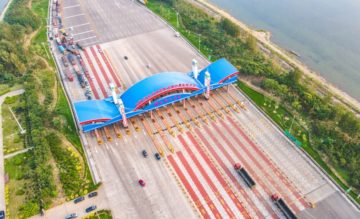 月中旬,唐曹高速生态廊道建设项目的2000多名施工人员和500多台各类设