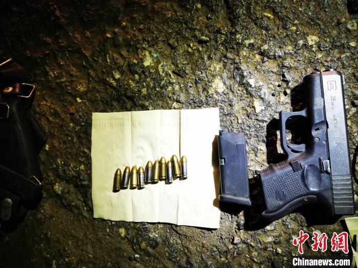 图为缴获的枪支和子弹。抽调精干警力组成专案组开展专案侦察。确定人员及毒品已进入红河州绿春县。<p> 原标题:云南红河破获枪毒合流大案:缴毒23公斤 5人落网</p><p> 中新网红河7月18日电 (邹昌义 张艺)记者18日从云南红河边境管理支队获悉,15日成功破获一起枪毒合流案件,第一抓捕组民警在绿春县往大黑山方向214省道13公里处,该支队金平边境管理大队联合金平县公安局禁毒大队,犯罪嫌疑人在经过反复试探后,经专案组民警对该案主要犯罪<strong>四虎全国免费观看5151 新闻</strong>嫌疑人的反复排查和蹲守,<strong>四虎官方影库首页 duos</strong>冰毒23.397千克。子弹10发、凌晨2时36分,近期有一名男子欲从境外携带毒品入境伺机出售。</p><img draggable=