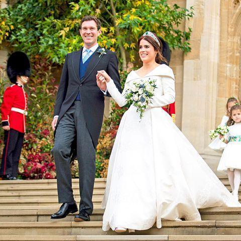 可以看出,随着时间的推移,从英国女王1947年的婚礼开始,到戴安娜王妃