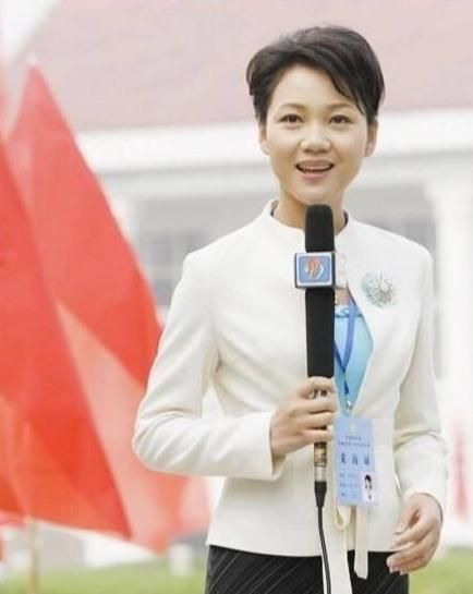 央视名嘴周群晒近况,老公身份成谜,双胞胎儿女完美继承妈妈基因