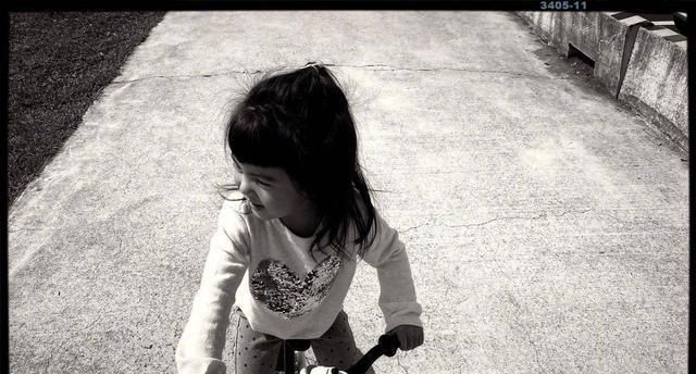 贾静雯的女儿软件波妞学会了骑自行车当波妞摔倒时