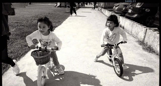 贾静雯的女儿软件波妞学会了骑自行车当波妞摔倒时