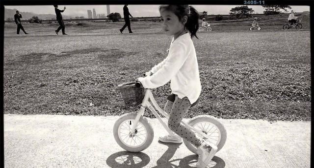 贾静雯的女儿软件波妞学会了骑自行车当波妞摔倒时