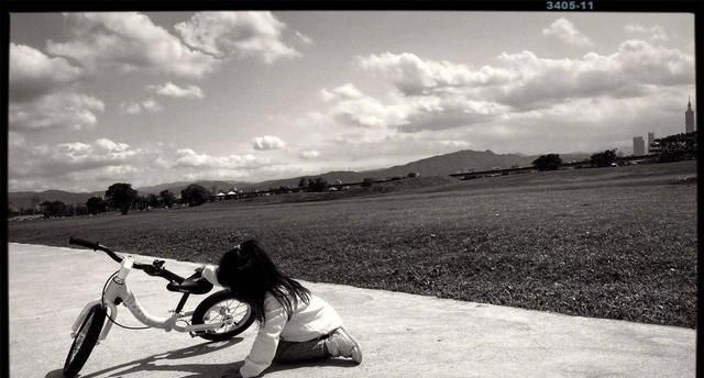 贾静雯的女儿软件波妞学会了骑自行车当波妞摔倒时