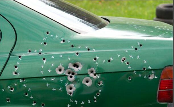 车主爱车布满弹孔,深入调查后,惊慌表示不敢再追究!-新浪汽车