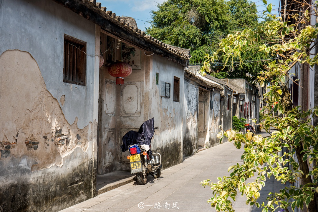 潮州曾经最有名的富人区,建筑经历百年,残破老旧却难掩精致