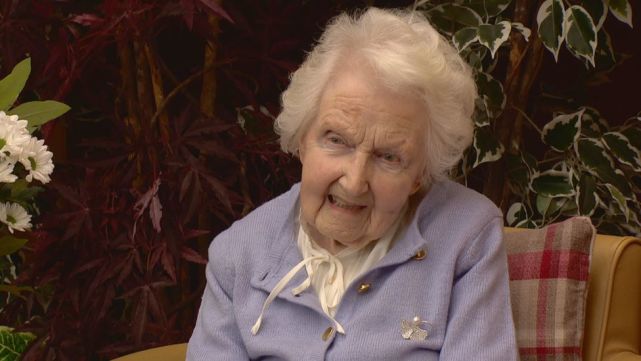 受二战老兵步行筹款启发 英国98岁老妇挑战百日弹琴筹款