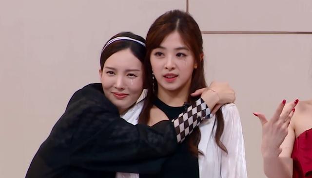 金晨与张含韵是坐在一起的,这里的对比并没有拉踩的意思,但张含韵就是