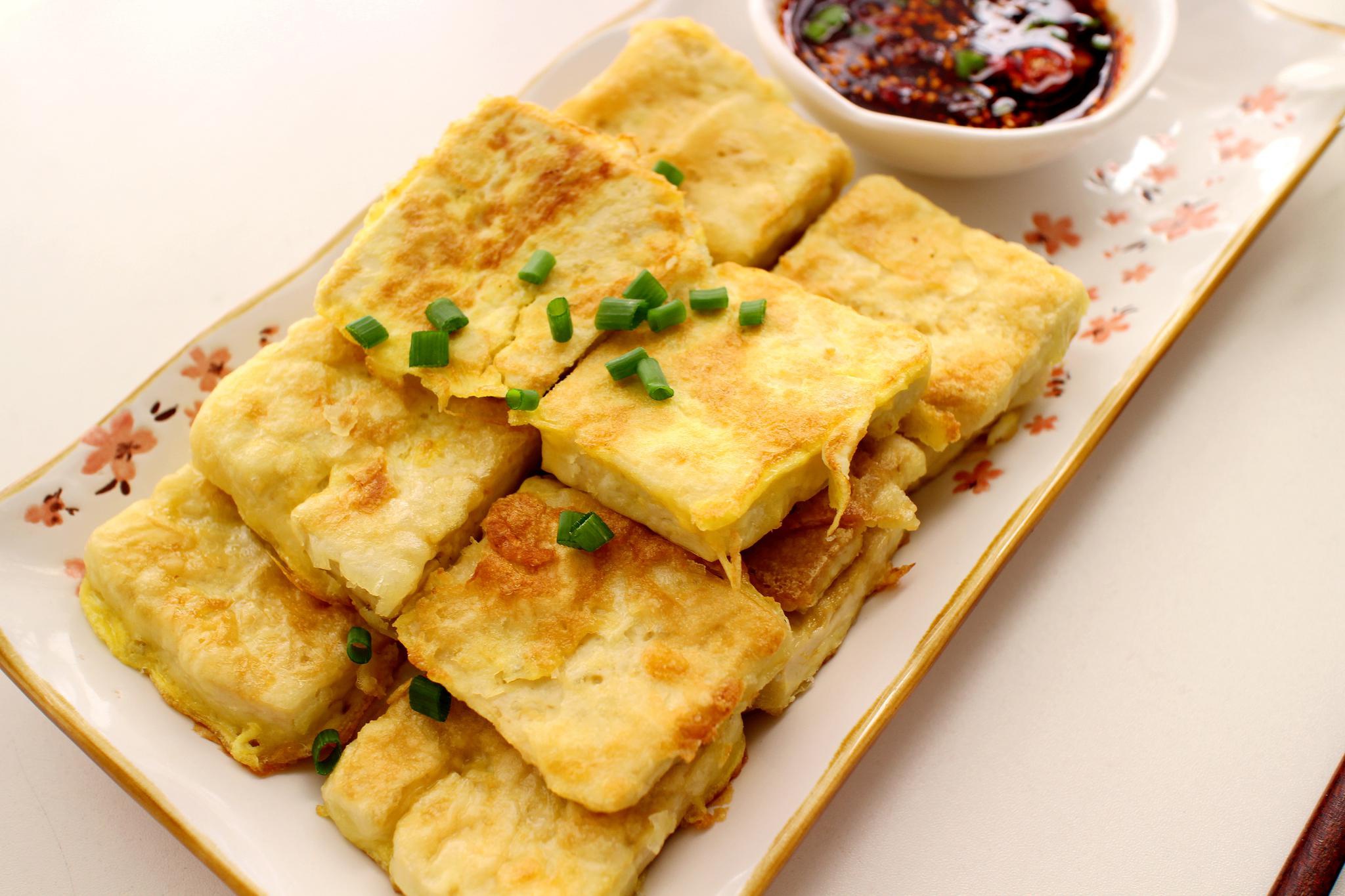 煎豆腐直接下锅就错了,多加两个步骤,豆腐外酥里软,超级好吃