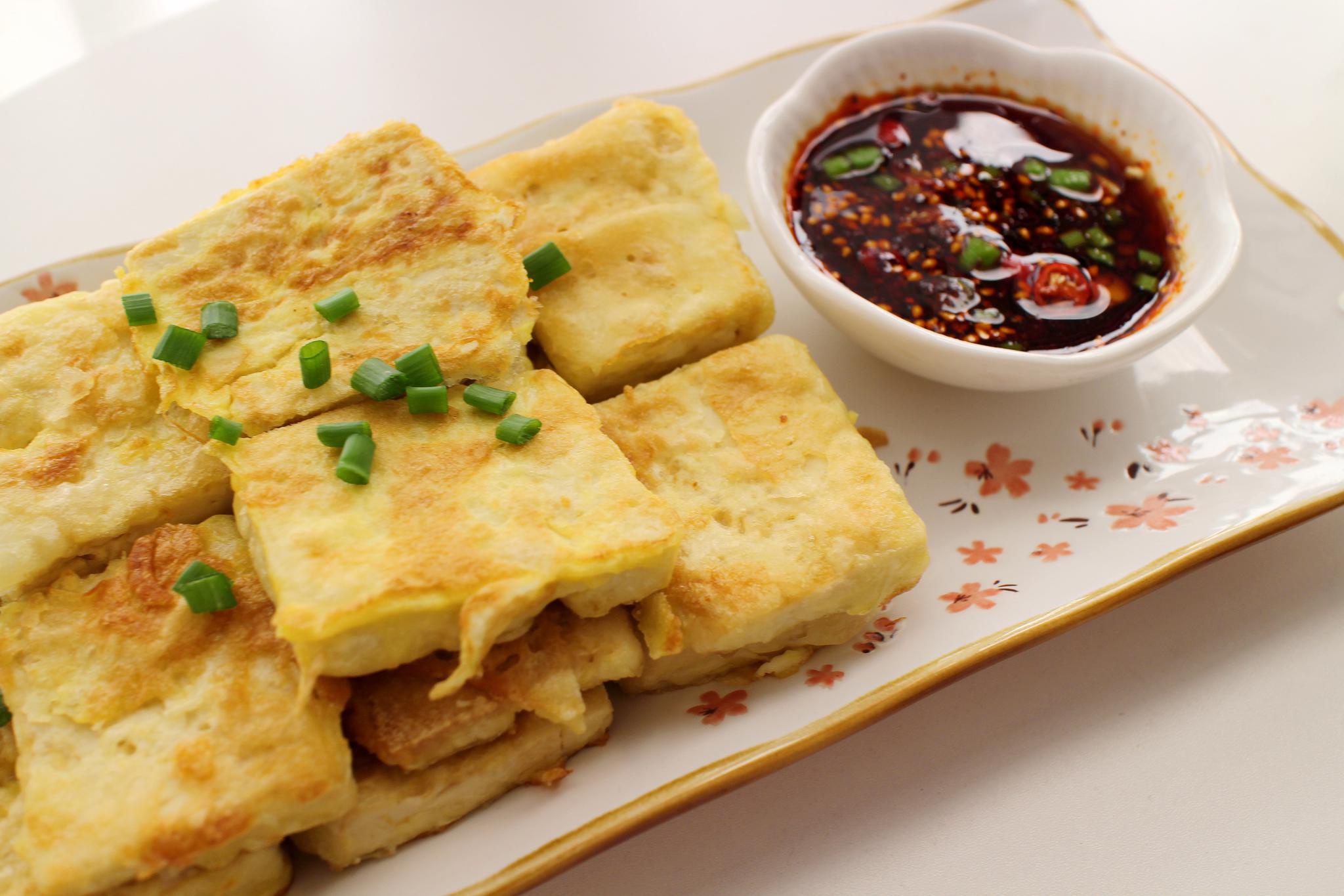 煎豆腐直接下锅就错了,多加两个步骤,豆腐外酥里软,超级好吃