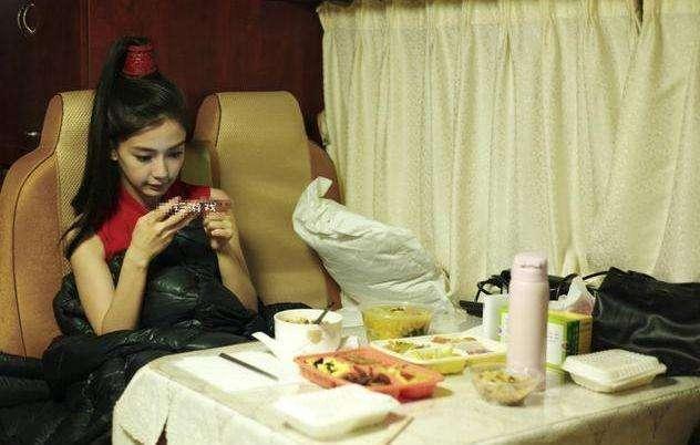 盘点明星们在片场吃饭,谁接地气谁耍大牌,一目了然!