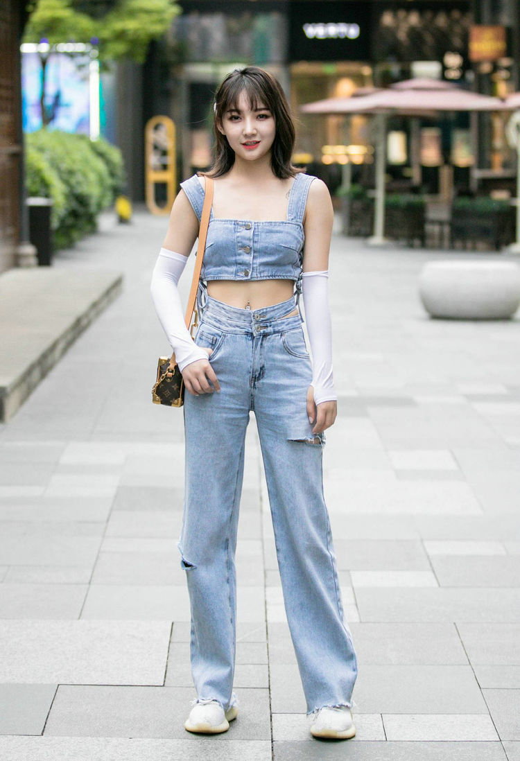 运动鞋与牛仔裤搭配在一起,显得非常和谐,充满了休闲时尚味道