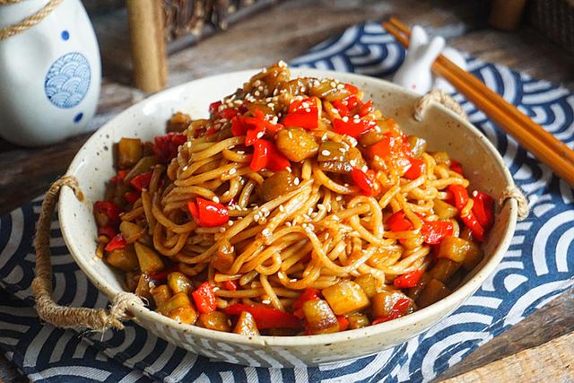 香辣开胃的家常炒面,比肉香,夏天吃它最过瘾,三下两下就出锅