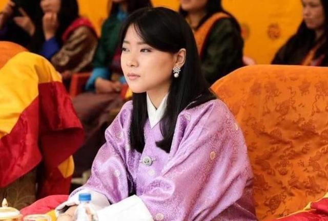 27岁不丹小公主艳冠全场!美人堆中稳居c位,佩玛王后都输惨了