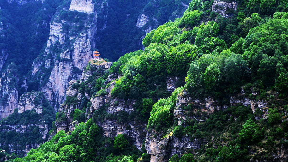 河北很受欢迎的一座山,最高峰佛光顶海拔2096米,是5a景区