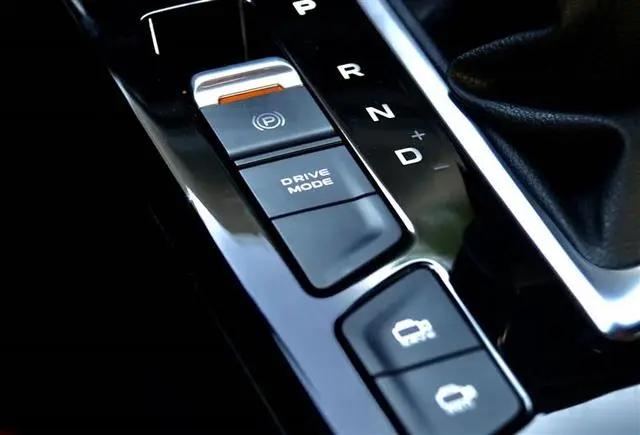 实测！行车时按一键启动、拉手刹、挂R挡都会有什么后果？