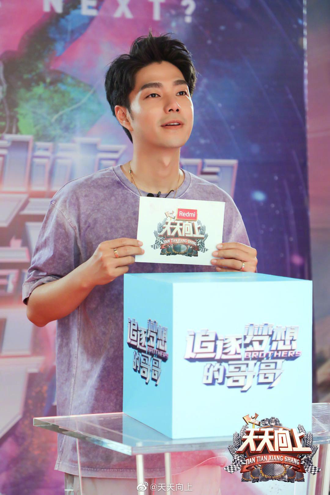 台下十年功,汗水浇灌努力,今晚@袁成杰 676767在天天向上等你!