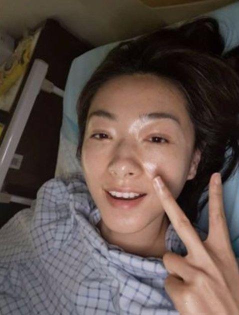 万茜晒素颜油光锃亮,卸了妆并不好看,也不过是个普通人